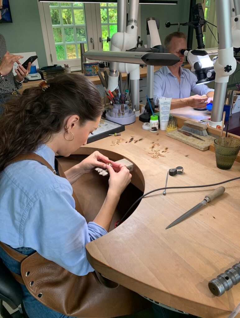 dame qui fait bijoux